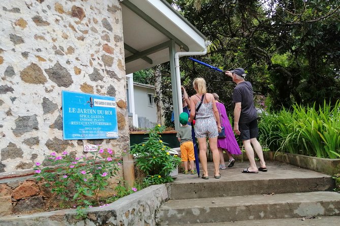 Island tour with the beach buggy - The full route, stop by stop: waterfall, crafts, viewpoints, and Takamaka