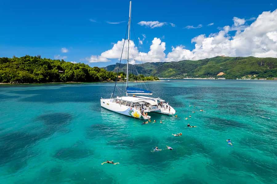 Mahé: Saint-Anne Marine Park and Moyenne Island Cruise - How the 7 hour Ste. Anne and Moyenne cruise plays out from Mahé