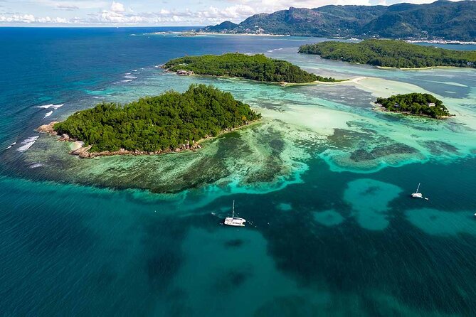 Sainte Anne Marine Park and Moyenne Island - Moyenne Island: giant land tortoises, lunch, and island traces